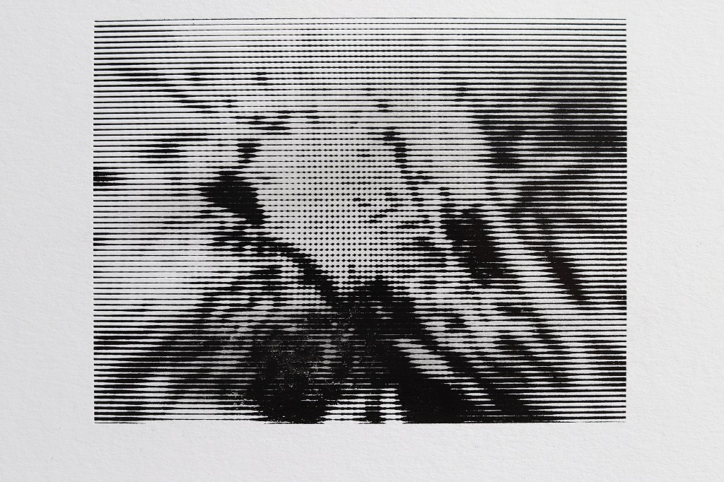 Esquisse / Paysage / Champ de bataille
Taille / Trame / Moirage
―
Création : Xavier Michel ► Studio : Au Chiffon d'Encre : /////// Design Imprimé & Graphique / Imprimerie d'art.
―
Photogravure / Marquage à chaud
Impression sur Platine typo Heidelberg TP.
Papier Old Mill Bianco 350 g [Fedrigoni].